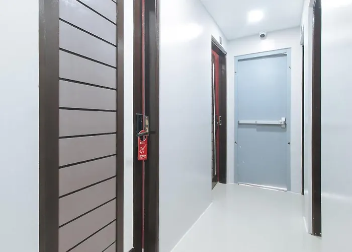 Отель Reddoorz @ El Grande Santa Cruz Манила